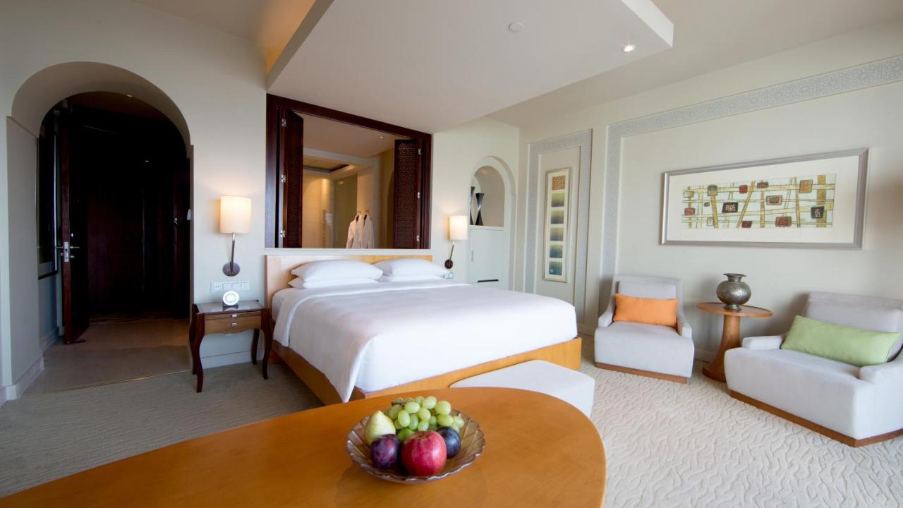 Hotel Park Hyatt Dubái Exterior foto A room at the Jumeirah Beach Hotel