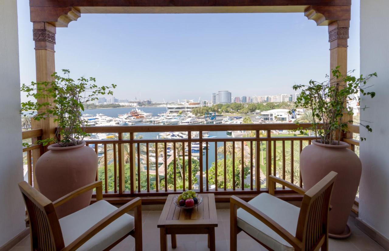 Hotel Park Hyatt Dubái Exterior foto A balcony at Jumeirah Creekside