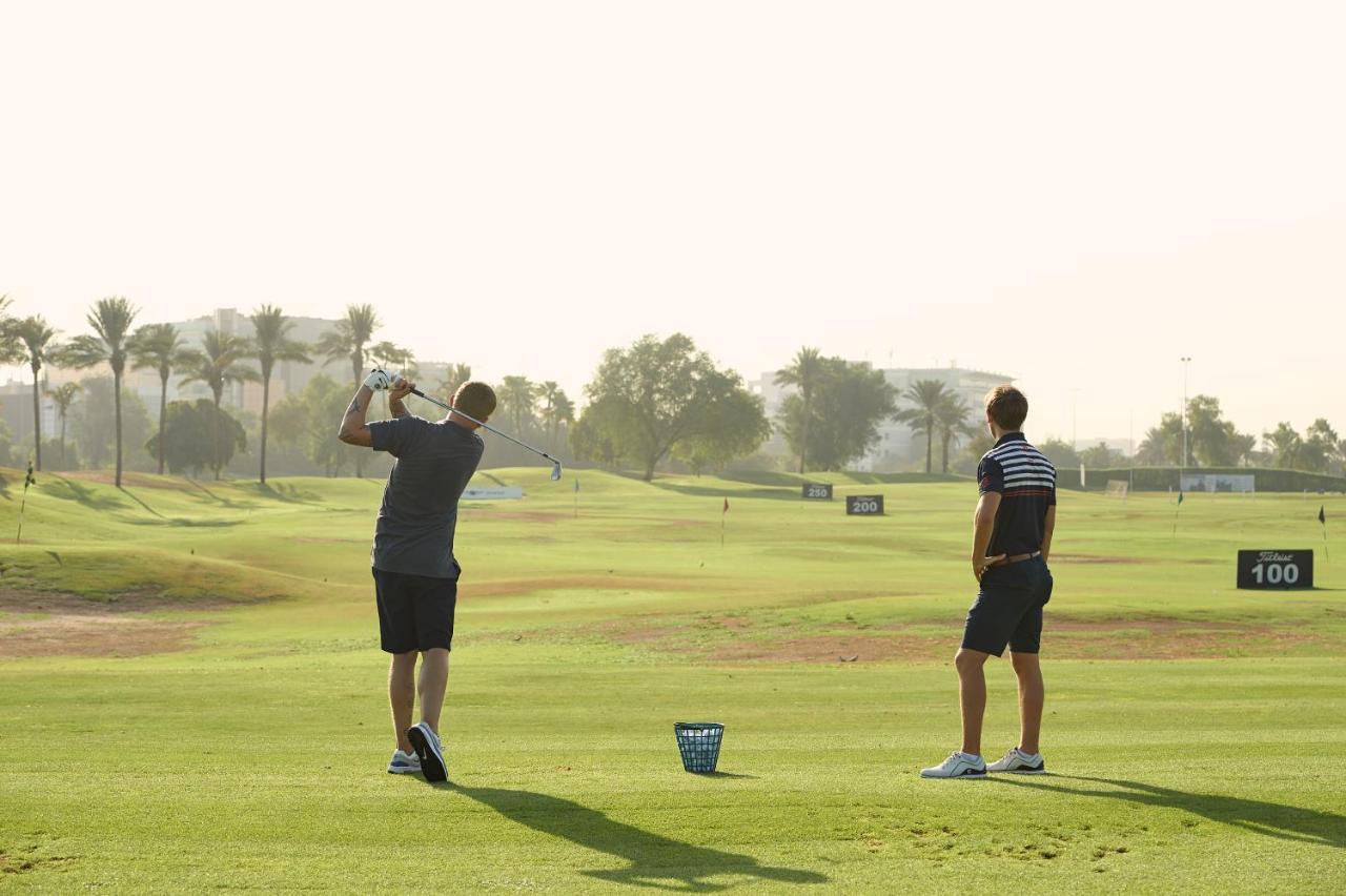 Hotel Park Hyatt Dubái Exterior foto Golfers at the 10th tee