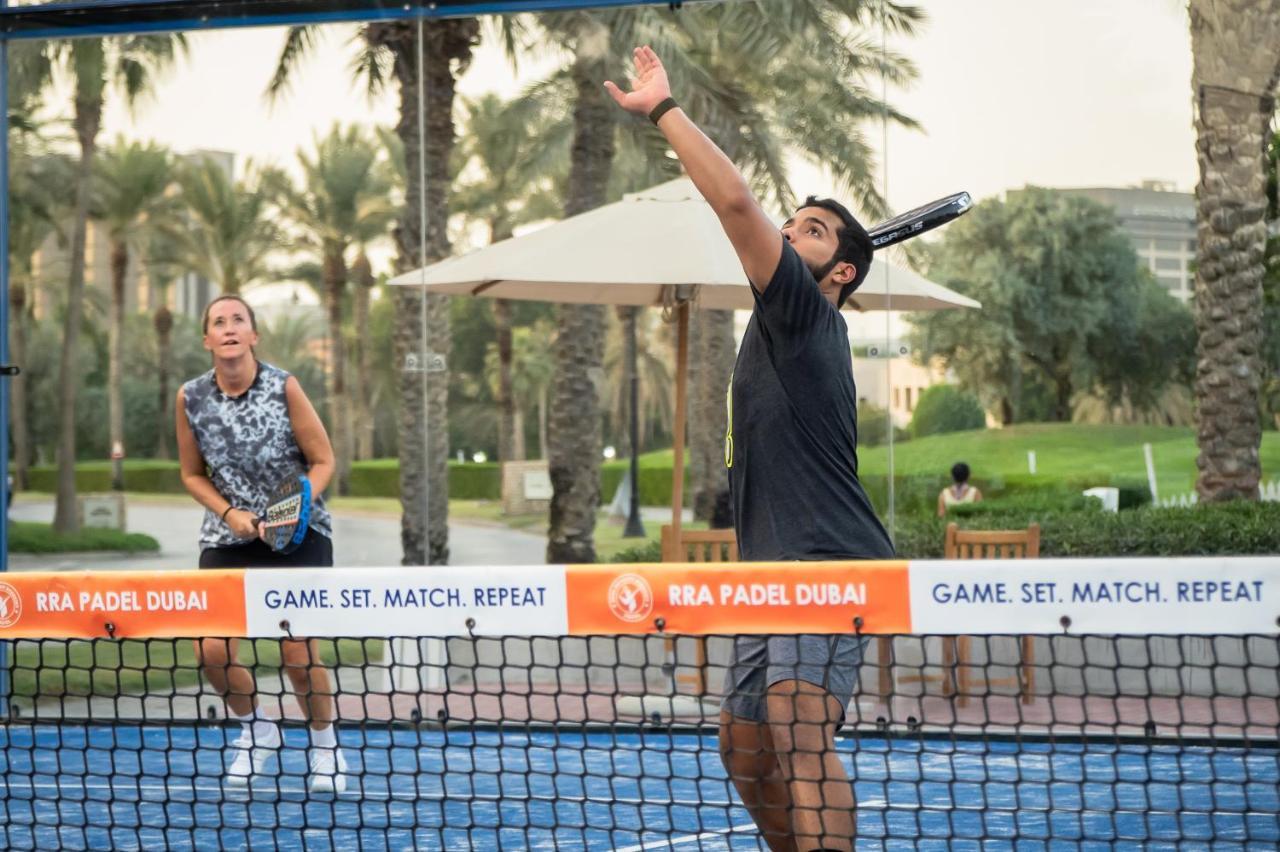 Hotel Park Hyatt Dubái Exterior foto A player serves in a paddle tennis match