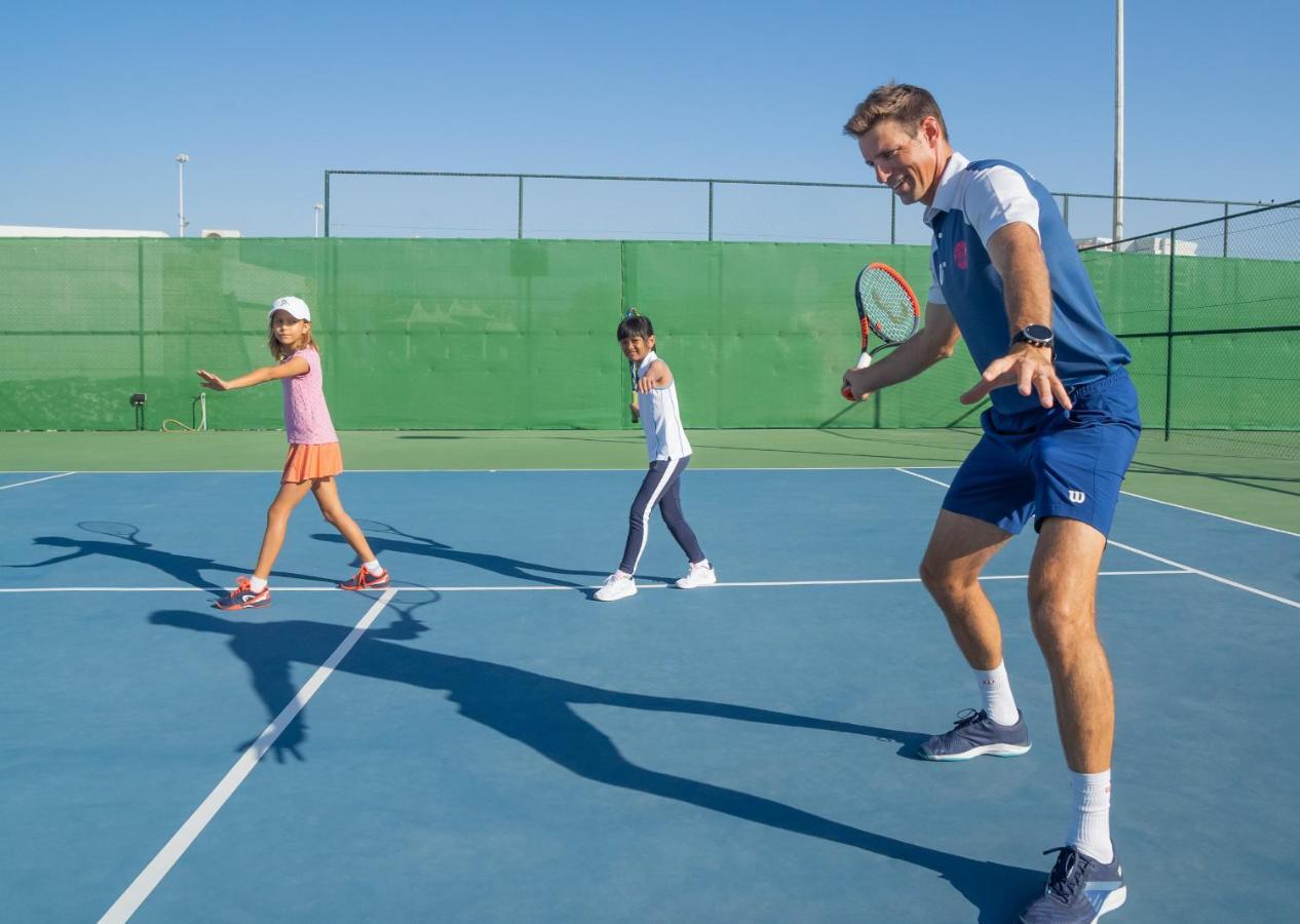 Hotel Park Hyatt Dubái Exterior foto Tennis instructor with children