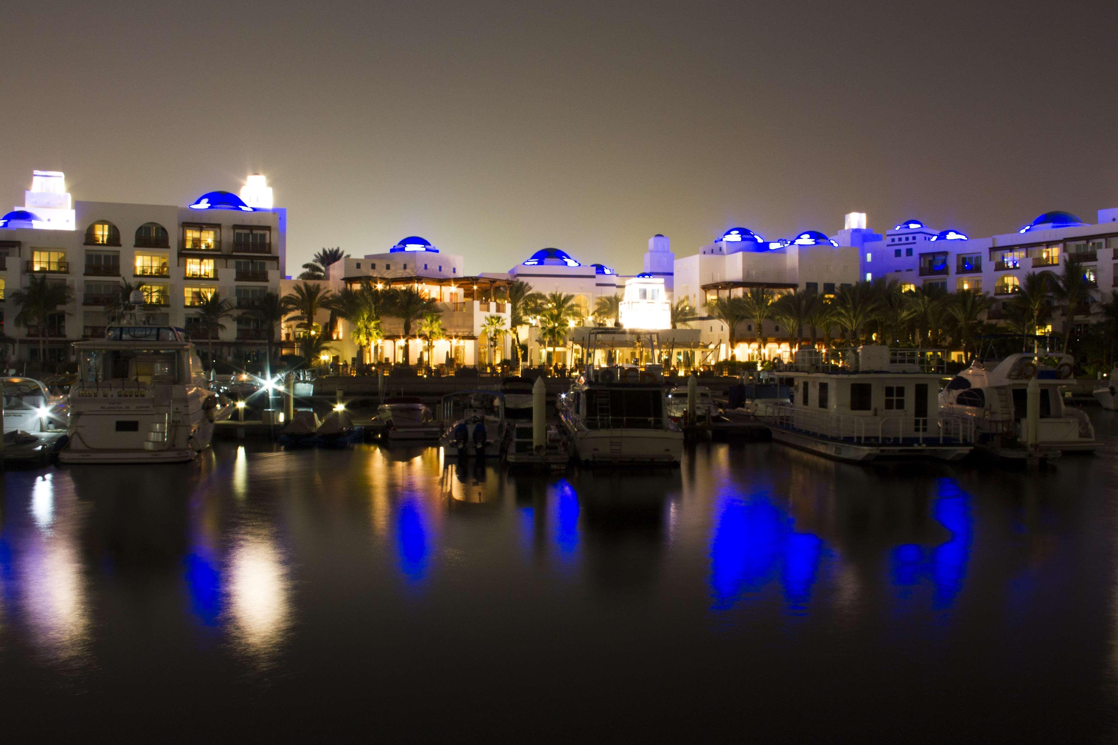 Hotel Park Hyatt Dubái Exterior foto The Marina at night
