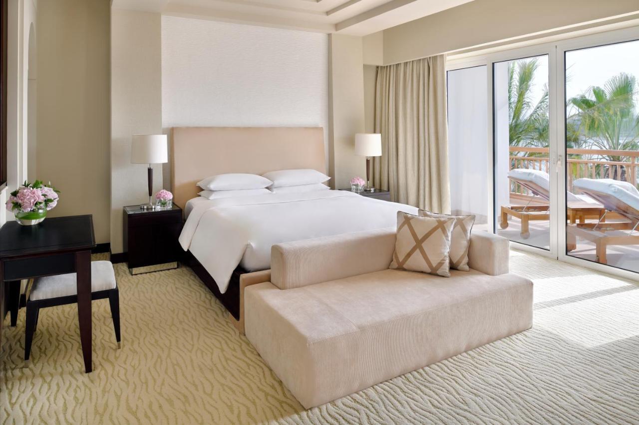 Hotel Park Hyatt Dubái Exterior foto A bedroom at the Jumeirah Beach Hotel