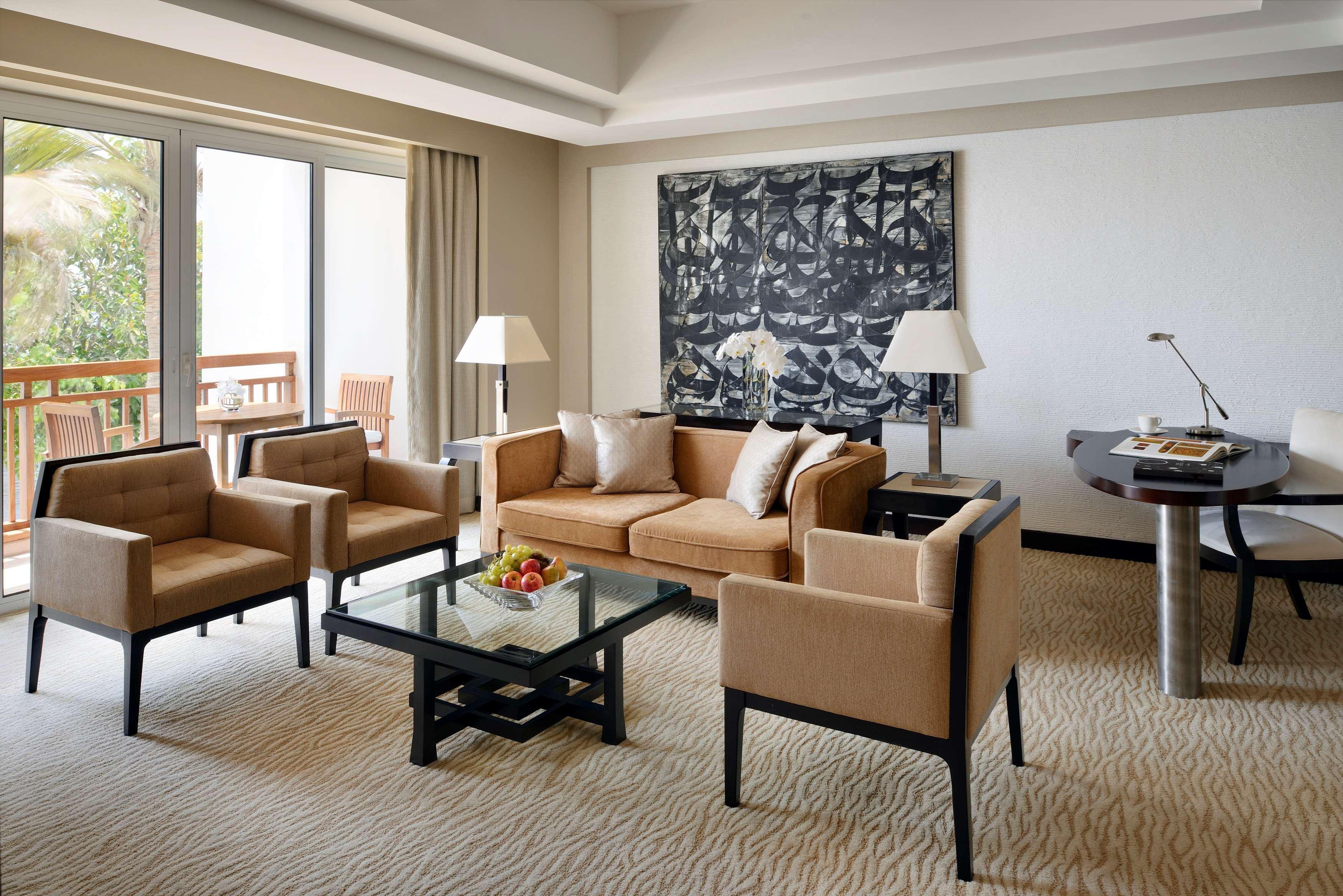 Hotel Park Hyatt Dubái Exterior foto A living room in a suite at the Taj Bengal